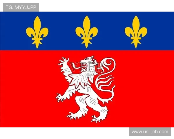 里昂球迷赛前聚集市政广场，巨型旗帜覆盖百米